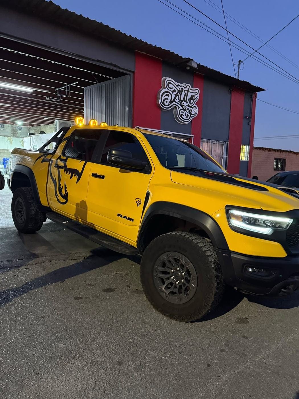 RAM TRX con wrap completo hecho por Auto Tuning Shop, afuera del taller en Chihuahua