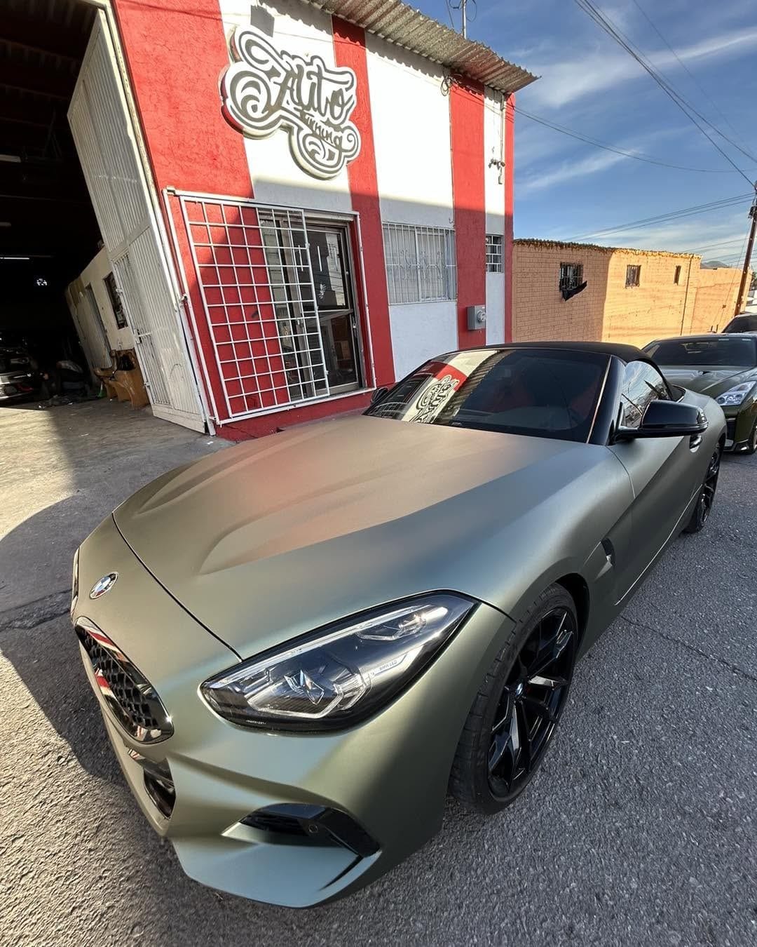 BMW Z4 con wrap mate verde militar