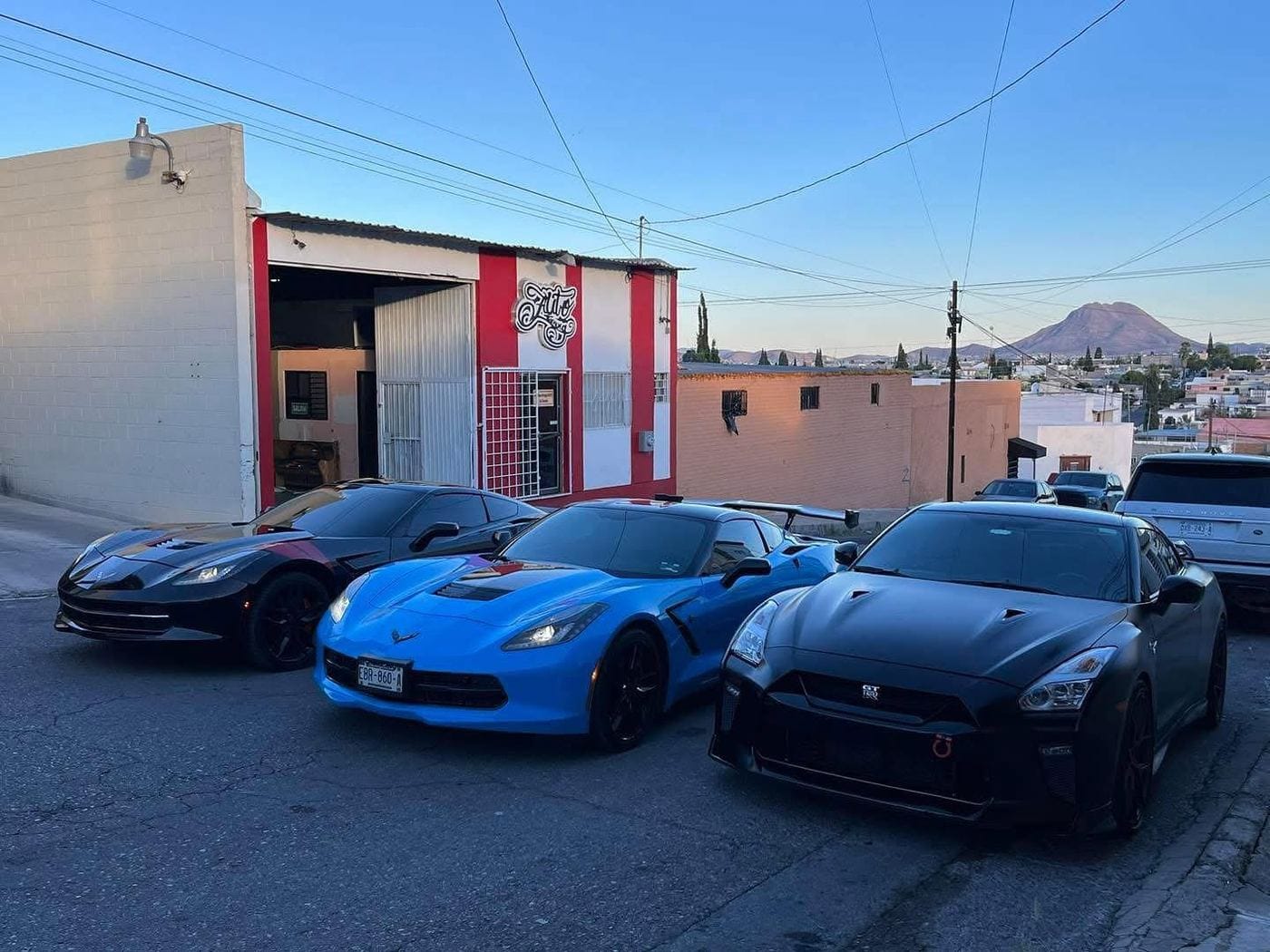 Corvettes y Nissan GT-R afuera de Auto Tuning Shop