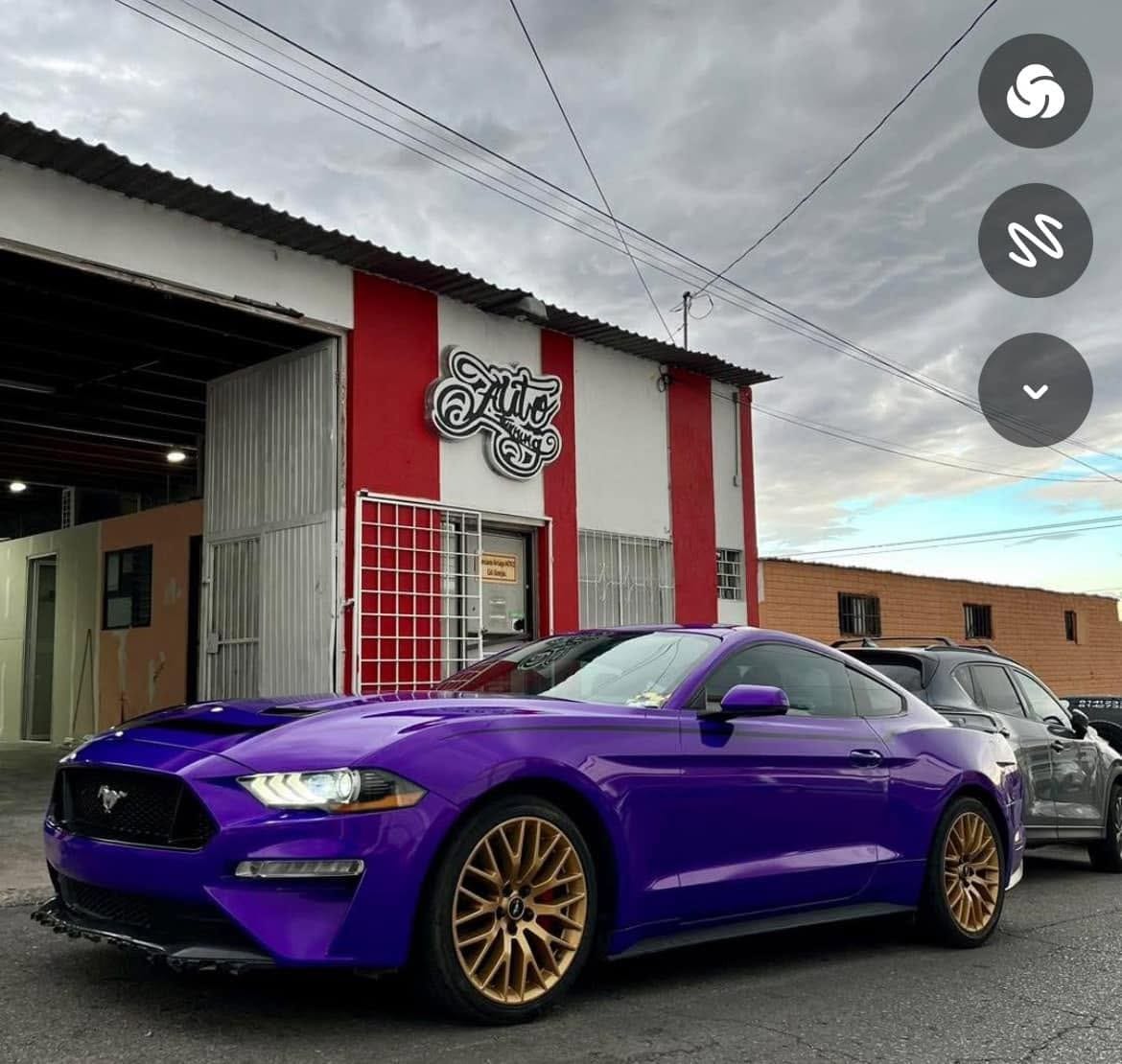 Ford Mustang con wrap morado y rines dorados